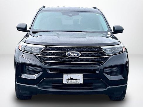 Used 2023 Ford Explorer XLT AWD/4WD image 2