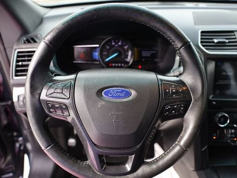 Used 2017 Ford Explorer XLT w/ Equipment Group 201A FWD image 18
