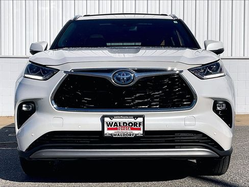 Used 2024 Toyota Highlander Platinum image 3