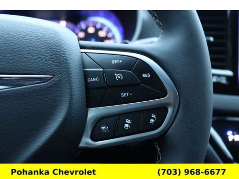 Used 2025 Chrysler Pacifica Select image 13