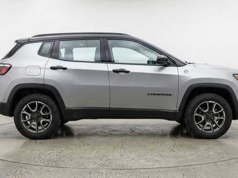 Used 2025 Jeep Compass Trailhawk image 11