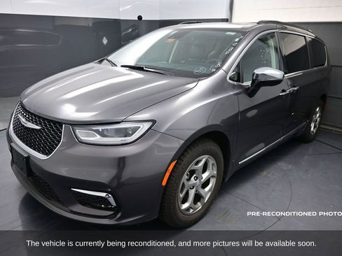 Used 2023 Chrysler Pacifica Limited image 2