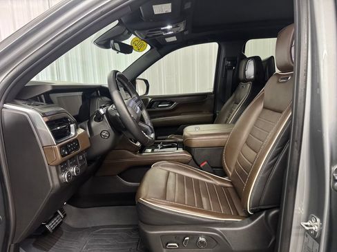 Used 2025 GMC Yukon XL Denali Ultimate AWD/4WD image 14
