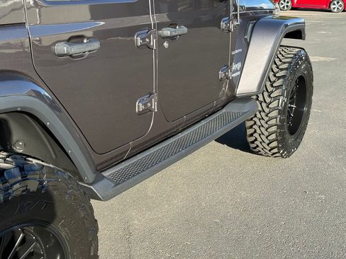 Used 2018 Jeep Wrangler Unlimited Sahara w/ Uconnect 4C Nav & Sound Group AWD/4WD image 16