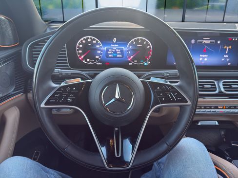 Used 2024 Mercedes-Benz GLS 450 4MATIC image 10