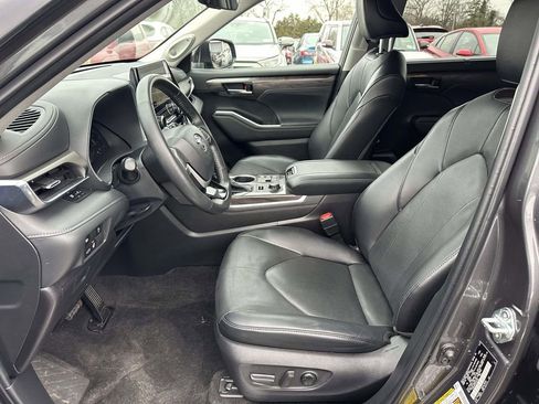 Used 2023 Toyota Highlander Limited image 14