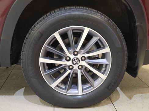 Used 2019 Toyota Highlander XLE AWD/4WD image 8