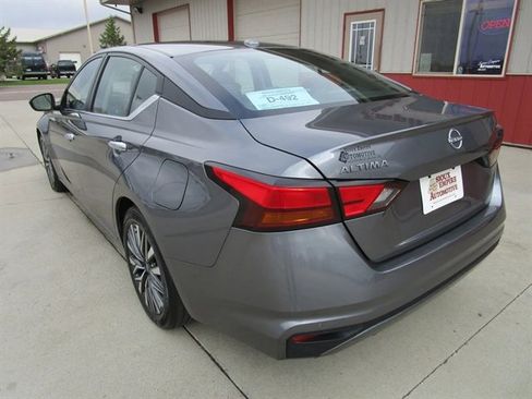 Used 2024 Nissan Altima 2.5 SV FWD image 9
