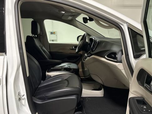 Used 2023 Chrysler Pacifica Touring-L FWD image 21