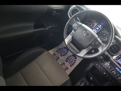 Used 2022 Toyota Tacoma TRD Off-Road AWD/4WD image 18