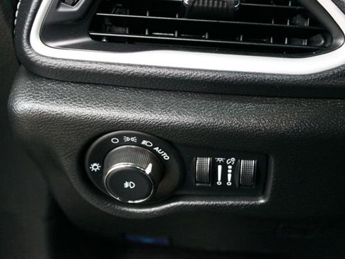 Used 2023 Chrysler Pacifica Touring FWD image 14