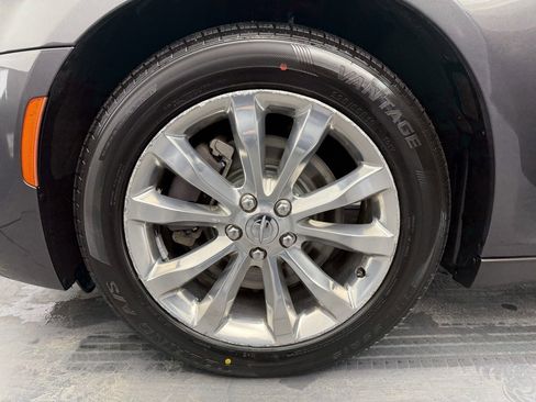 Used 2019 Chrysler 300 Limited image 21