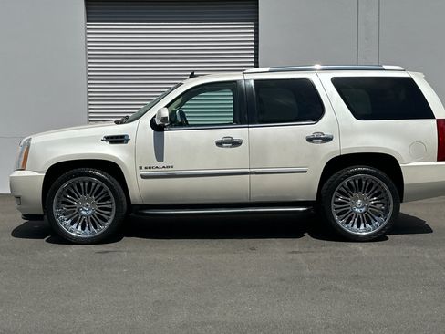 Used 2007 Cadillac Escalade AWD w/ Information Package image 7