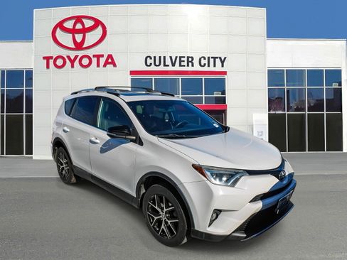 Used 2016 Toyota RAV4 SE image 1