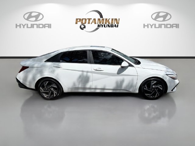 Used 2024 Hyundai Elantra SEL w/ Convenience Package FWD image 4