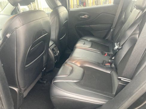 Used 2021 Jeep Cherokee Latitude Plus AWD/4WD image 29