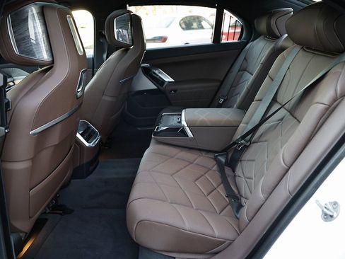 Used 2025 BMW i7 eDrive50 w/ Premium Package image 28