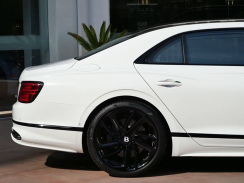 Used 2025 Bentley Flying Spur Plug-In Hybrid AWD/4WD image 12