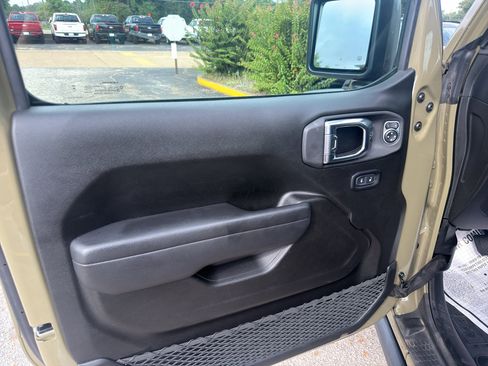 Used 2025 Jeep Gladiator Rubicon AWD/4WD image 24