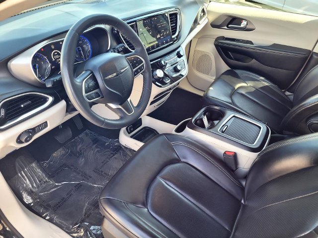 Used 2023 Chrysler Pacifica Touring-L FWD image 10