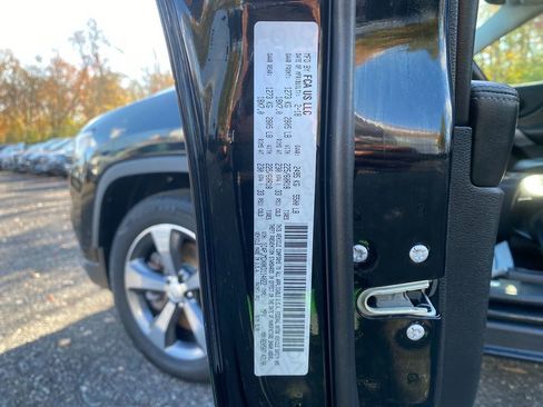 Used 2019 Jeep Cherokee Limited image 33