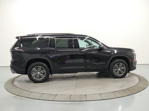 Used 2025 Chevrolet Traverse LT image 8
