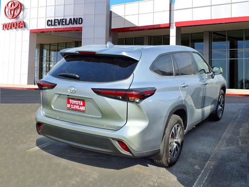 Used 2024 Toyota Highlander XLE image 7