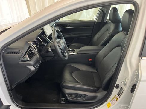 Used 2021 Toyota Camry XLE FWD image 3