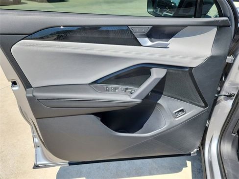 New 2025 Volkswagen Tiguan SE image 10