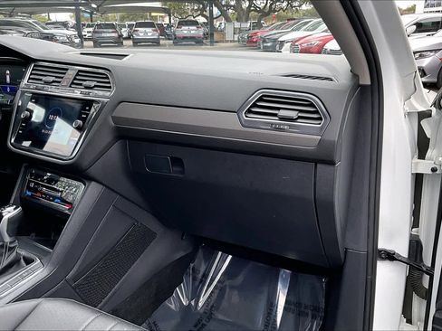 Certified 2023 Volkswagen Tiguan SE w/ Panoramic Sunroof Package image 19