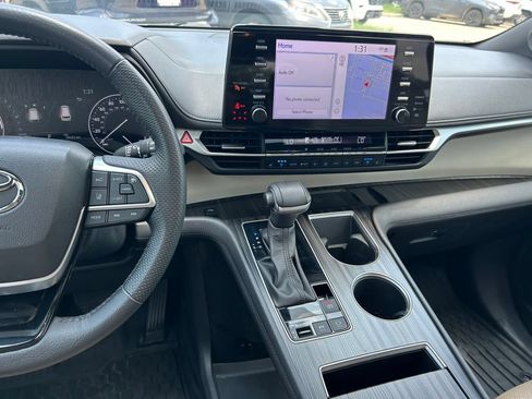 Certified 2023 Toyota Sienna Limited FWD image 19
