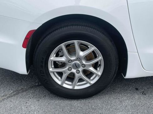 Used 2024 Chrysler Pacifica Touring-L image 14