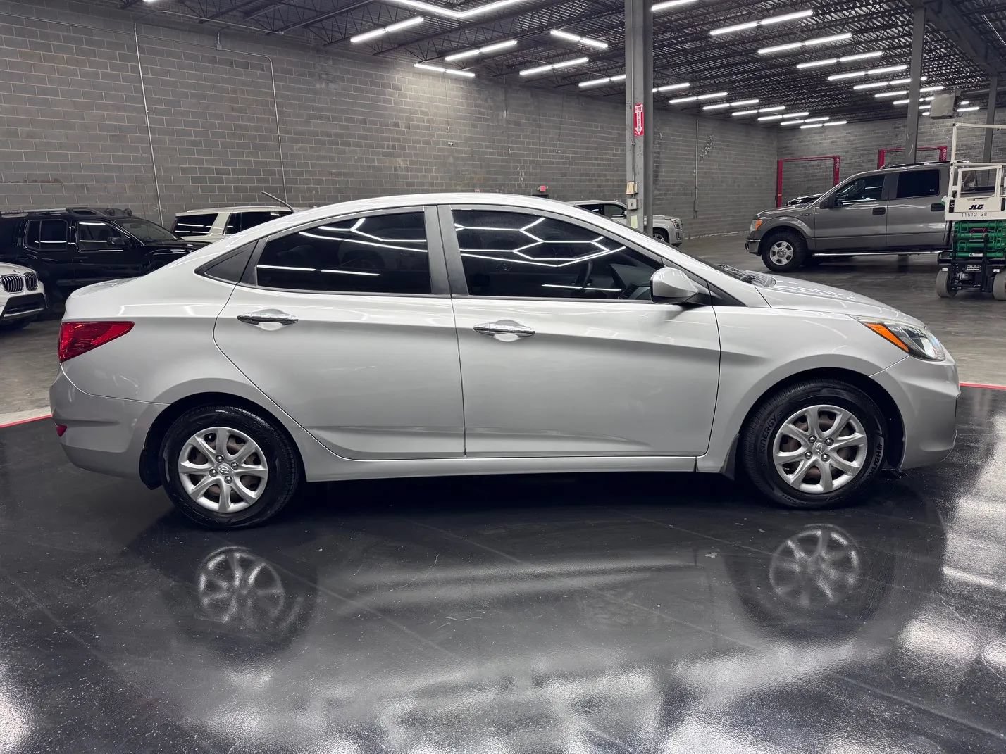 Used 2013 Hyundai Accent GLS FWD image 2