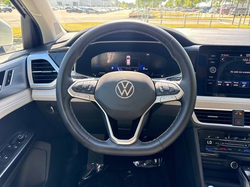 Used 2025 Volkswagen Taos SE AWD/4WD image 19