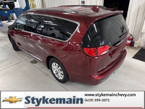 Used 2018 Chrysler Pacifica Touring-L image 2