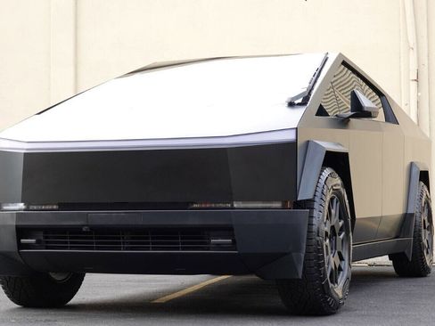 Used 2024 Tesla Cybertruck AWD Crew Cab image 36