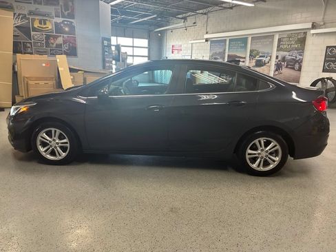 Used 2017 Chevrolet Cruze LT w/ Convenience Package FWD image 4