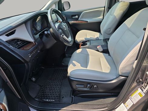 Used 2020 Toyota Sienna XLE Premium AWD/4WD image 27
