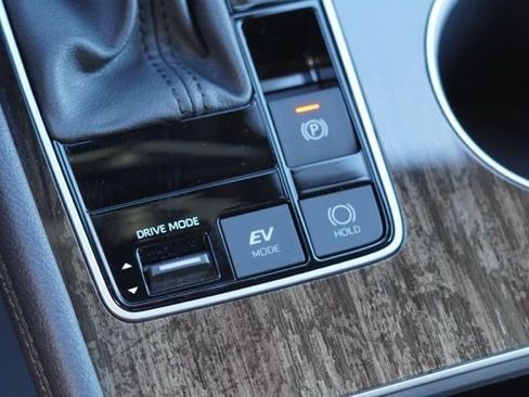 Used 2025 Toyota Sienna Platinum image 36