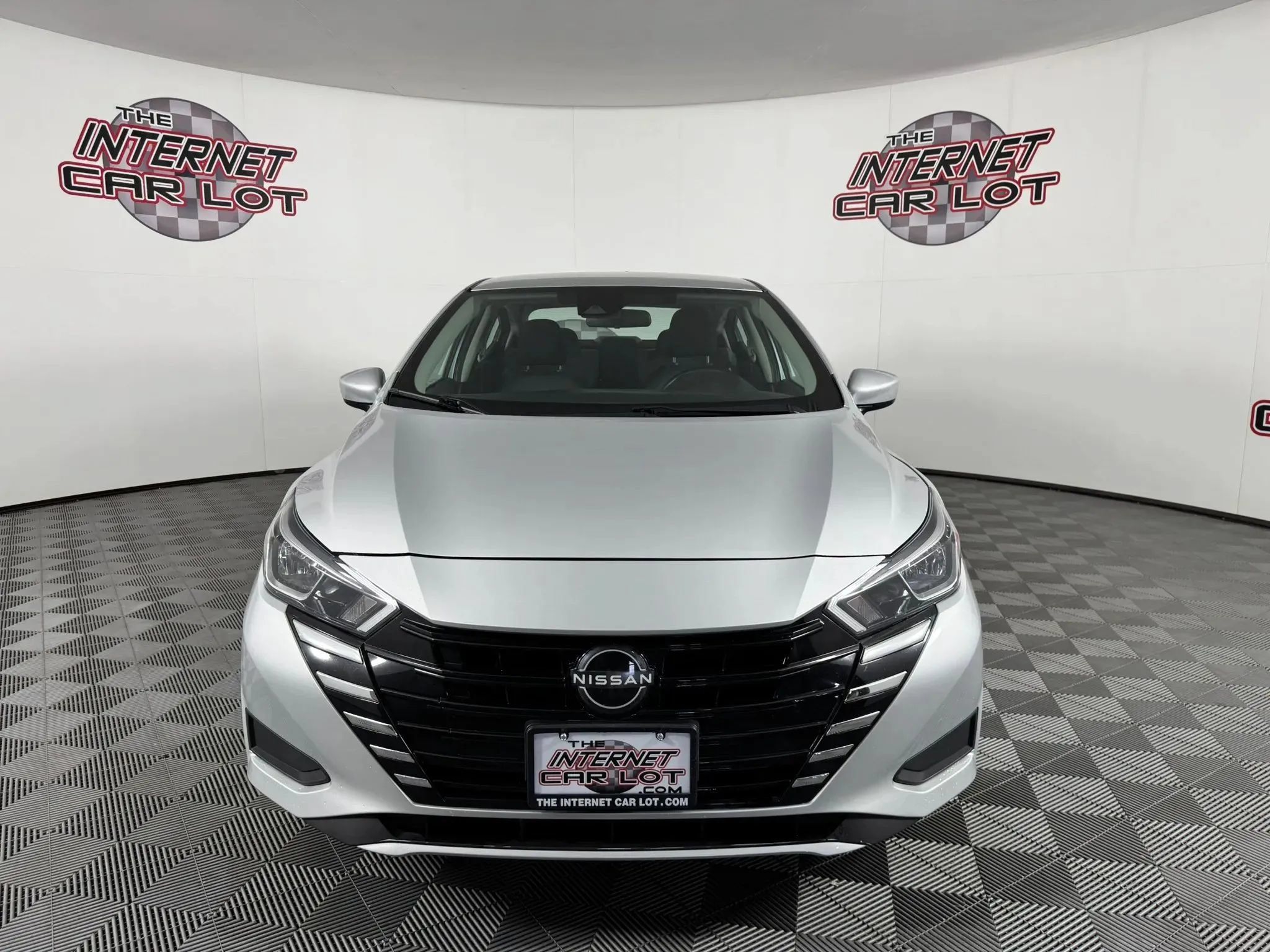Used 2024 Nissan Versa SV FWD image 2