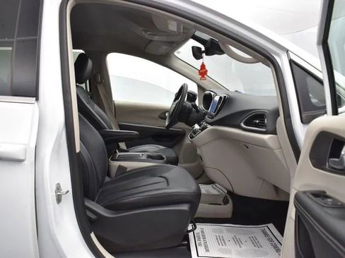 Used 2024 Chrysler Pacifica Touring-L image 17