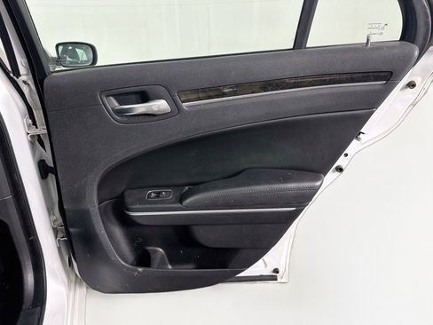 Used 2014 Chrysler 300 C RWD image 31