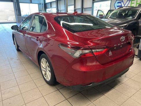 Used 2021 Toyota Camry LE image 5