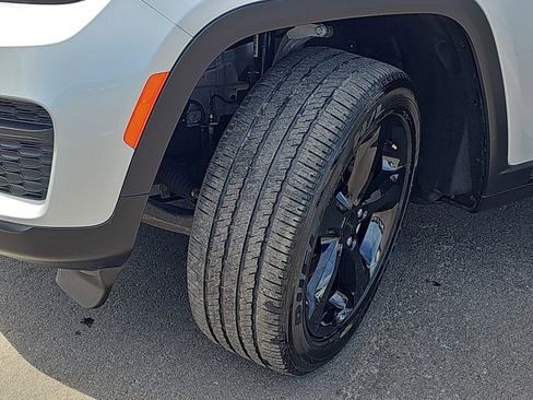 Used 2023 Jeep Grand Cherokee Altitude image 31