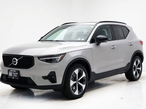 Used 2025 Volvo XC40 B5 Plus image 2