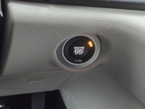 Used 2024 Chrysler Pacifica Touring-L image 19