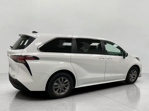 Used 2022 Toyota Sienna LE FWD image 3