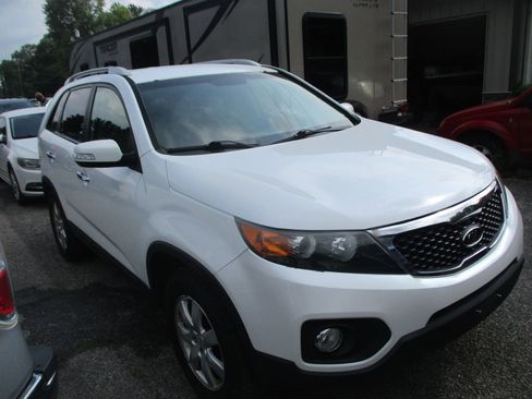 Used 2011 Kia Sorento LX w/ Convenience Pkg image 2