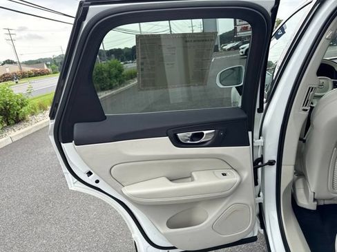 Certified 2022 Volvo XC60 B5 Inscription w/ Advanced Package AWD/4WD image 16