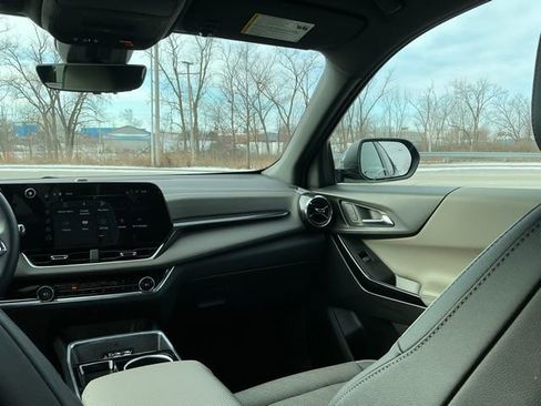 Used 2025 Chevrolet Equinox LT w/ Convenience Package II image 30